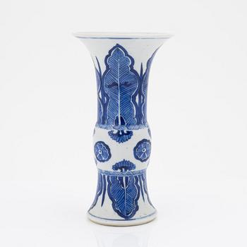 A Chinese blue and white porcelain beaker vase, 19th century, Qing dynasty.