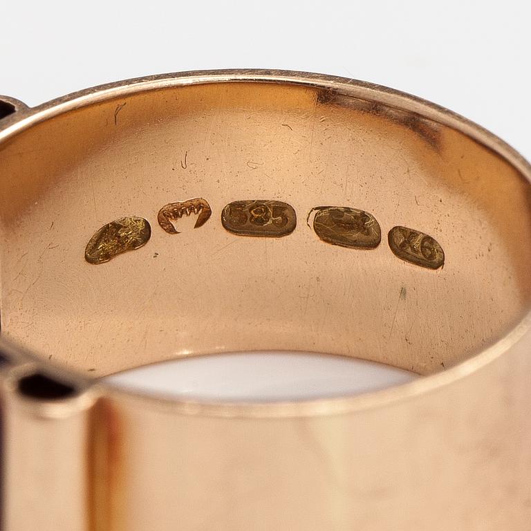A 14K gold ring with old-cut diamonds ca. 2.50 ct in total. Kultakolmio Ky, Espoo 1951.