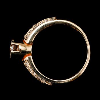 RING, 14 k guld, med briljanter tot ca 1.41 ct Top Crystal.