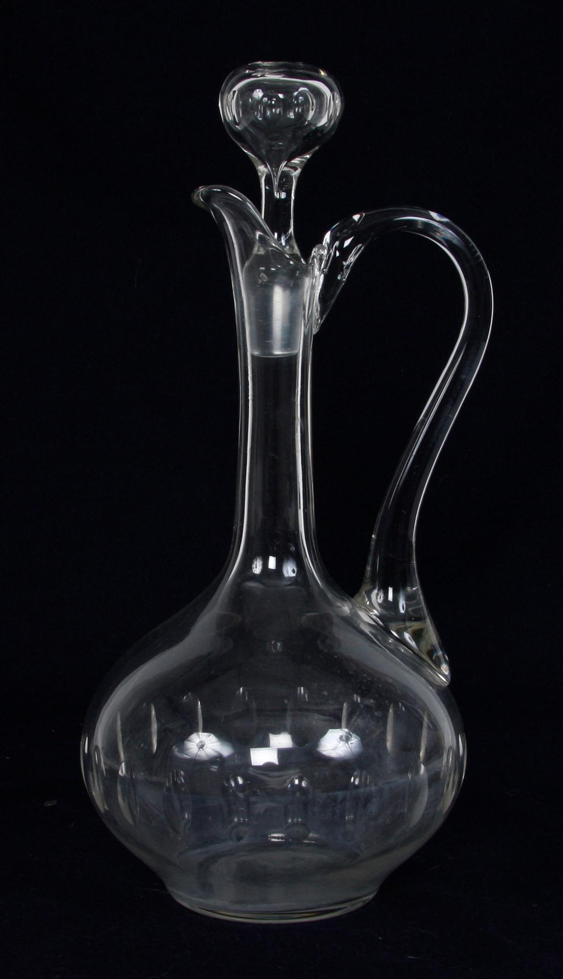 KARAFF samt 8 st VINGLAS, olivslipat glas.