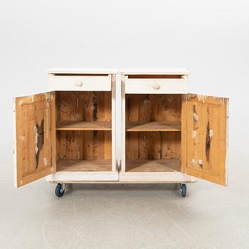 Sängbord/skåp, ett par, 1900-talets första hälft.