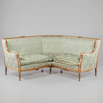 HÖRNSOFFA, märkt "Carl Johanssons Möbleringsaffär Kunglig hovleverantör Stockholm", gustaviansk stil, tidigt 1900-tal.