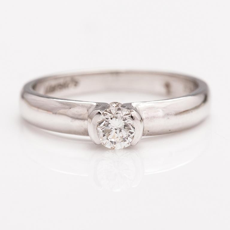 An 18K white gold ring with diamonds ca. 0.38 ct in total.