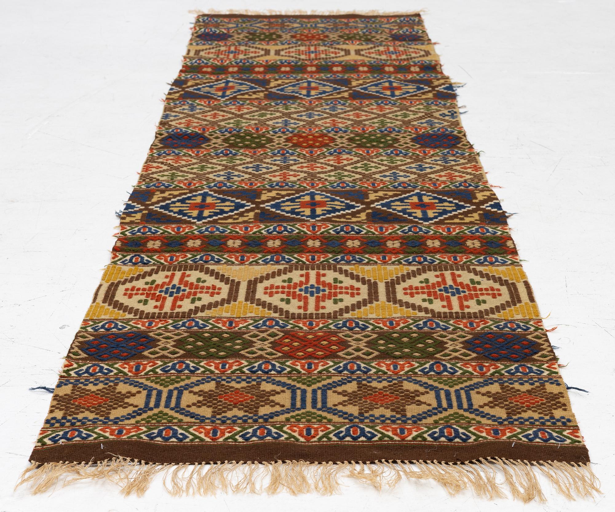 Bänkalängd, allmoge, krabbasnår, 1900-tal. 237 x 62 cm.