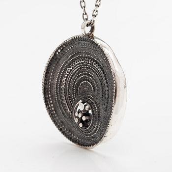 Jorma Laine, Kaulakoru "Chic", hopeaa. Turun Hopea, Turku 1973.