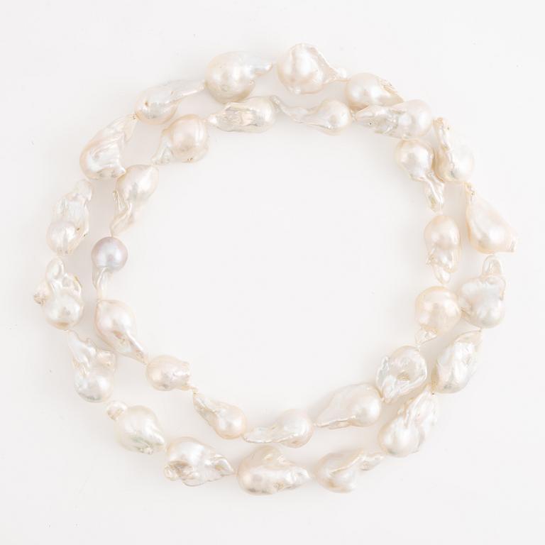 Pärlcollier, med odlade barockformade sötvattenspärlor.