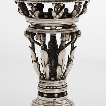 A pair of centrepiece silver bowls by Johan Rohde for Georg Jensen, Copenhagen 1915-1919. Design nr 252.