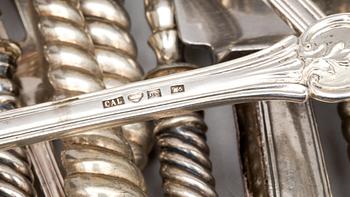 PARTI DIVERSE, silver. Div mästare bl.a svenska, 1800-1900-tal. Ca 750g inkl. stålblad.