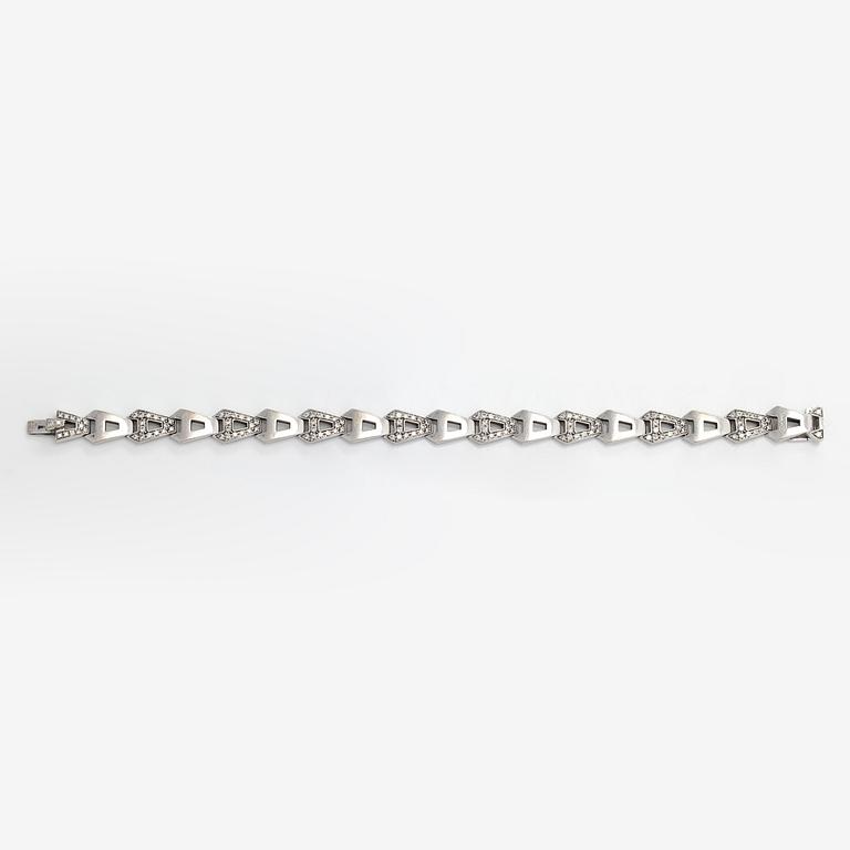 Asprey, An 18K white gold bracelet with diamonds ca. 2.00 ct in total.