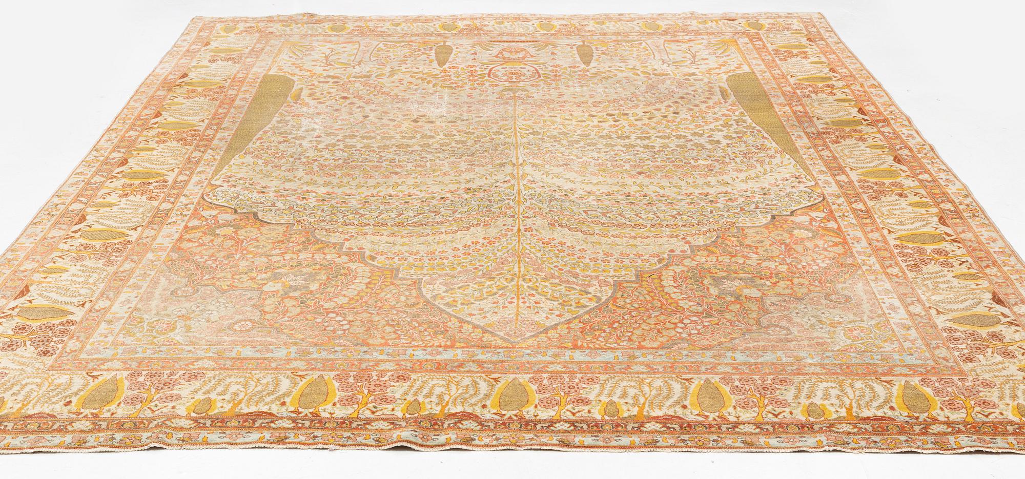 An antique Tabriz carpet, ca 404 x 276 cm.