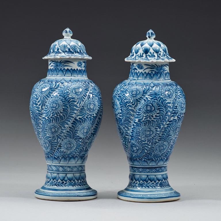 A pair of blue and white vases with cover, Qing dynasty, Kangxi period (1662-1722).