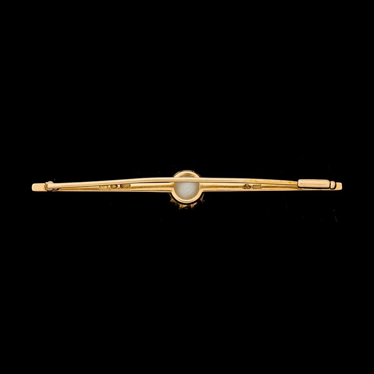 BROSCH, 18 k guld med pärla, stämplad GD, Stockholm, 1918. Vikt ca 5,5 g.