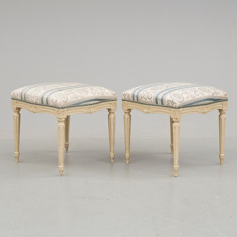 TABURETTER, ett par, gustaviansk stil, 1900-talets första hälft.