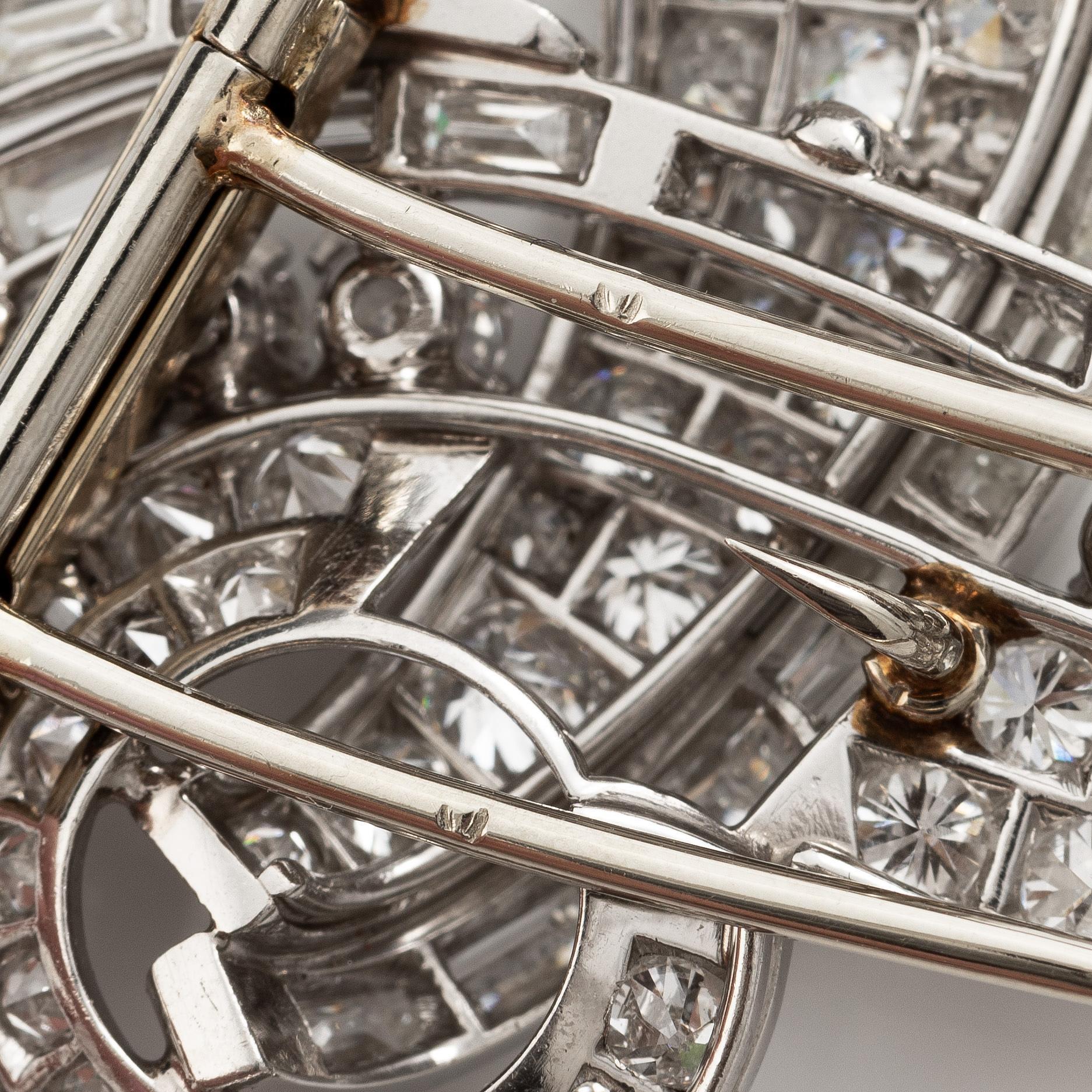 Broschclip platina med baguette-, åttkant- och runda briljantslipade diamanter, Art déco, Frankrike.