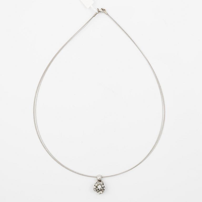 Collier 18K vitguld med dropp-, baguette och briljantslipade diamanter.