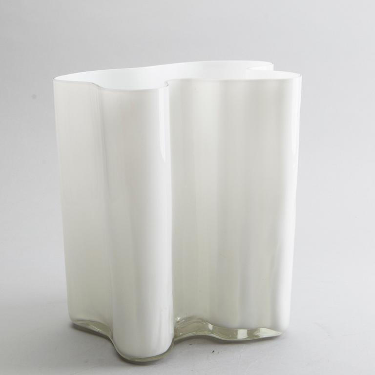 ALVAR AALTO, a Savoy glass vase.