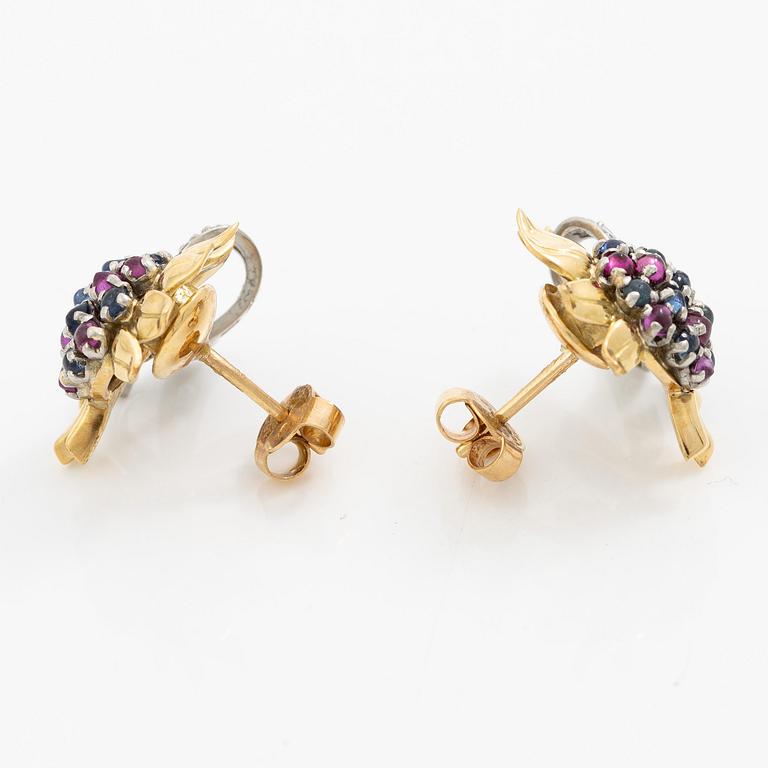 Ett par örhängen 18K guld med åttkantslipade diamanter samt safirer.
