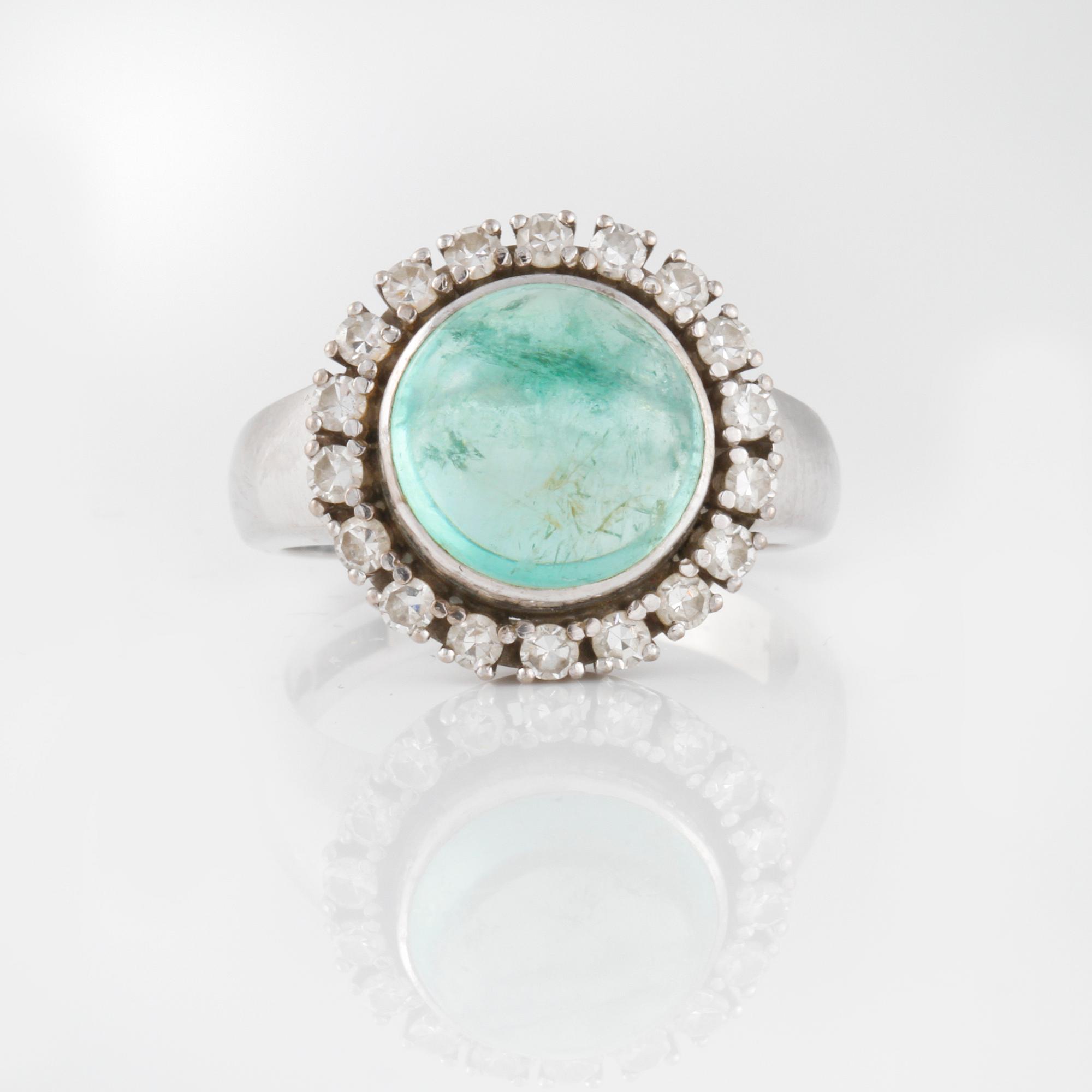 RING, med cabochonslipad smaragd 4,99 ct samt åttkantslipade diamanter 0.54 ct, Ceson, Göteborg, 1978.