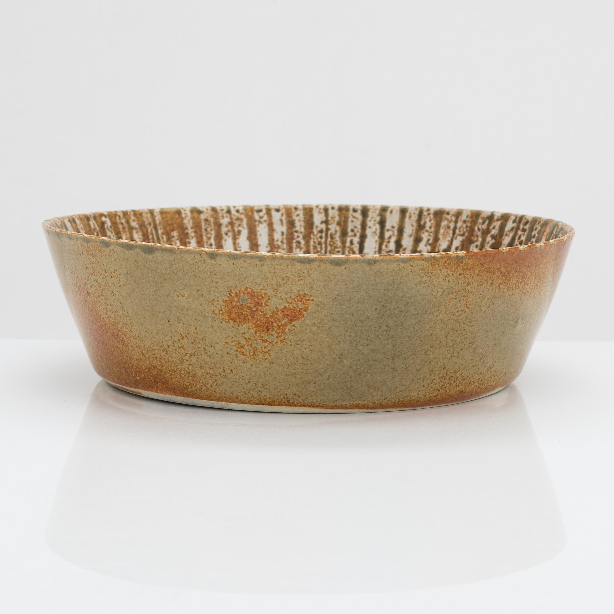 Toini Muona, A ceramic bowl, signed TM, Arabia. Finland.