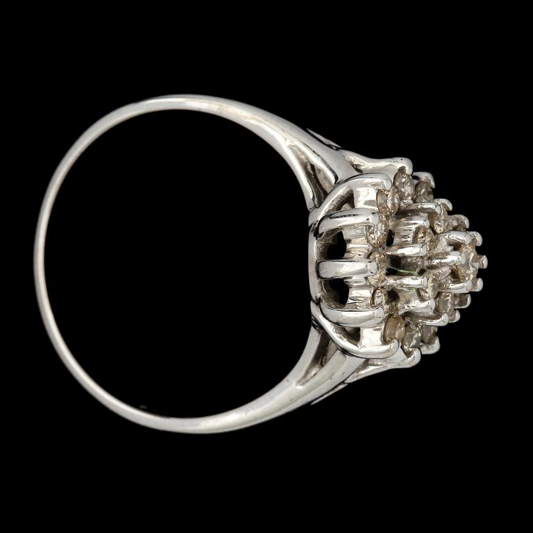 RING, 14k vitguld med 19 briljantslipade diamanter tot ca0,35ct. Vikt 4,5g.