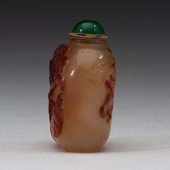 A Chinese carved agathe snuff bottle with stopper, presumably circa 1900.