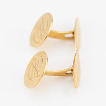 A pair of 18K gold cufflinks.