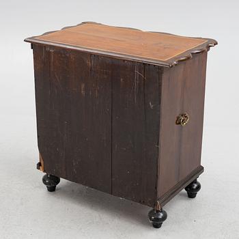 Chest of drawers, late Baroque, England, 18th century.