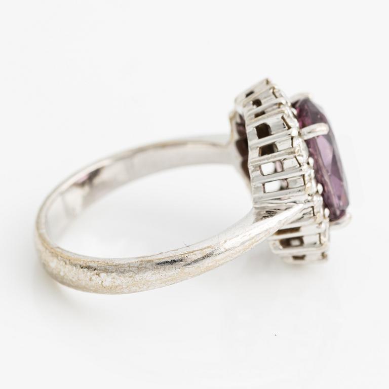 Ring, carmoséring vitguld med rosa safir och briljantslipade diamanter.