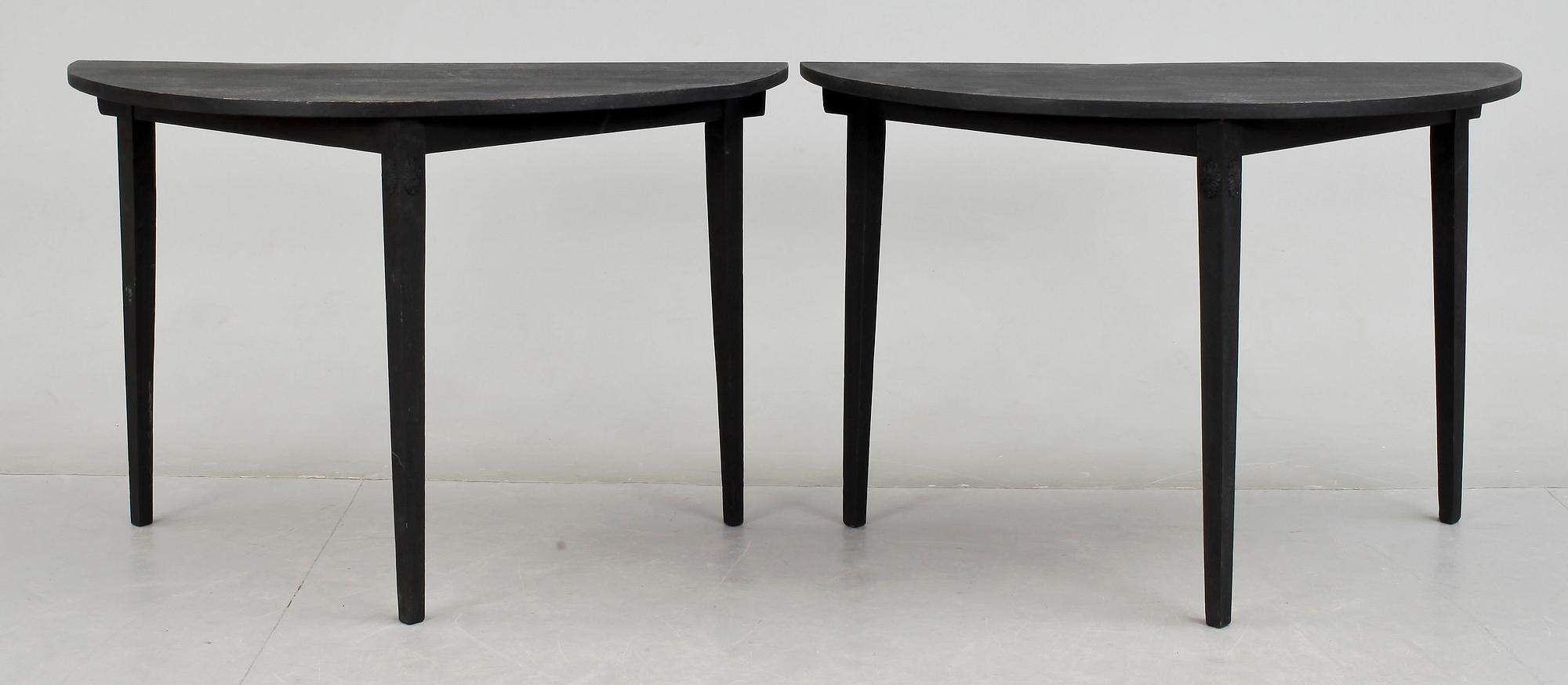 HALVMÅNEBORD, ett par, 1800-tal.