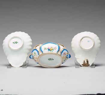 Two butter shells and a bowl, Imperial Porcelain Manufacture, St. Petersburg, Russia, period of Nikolaj II.