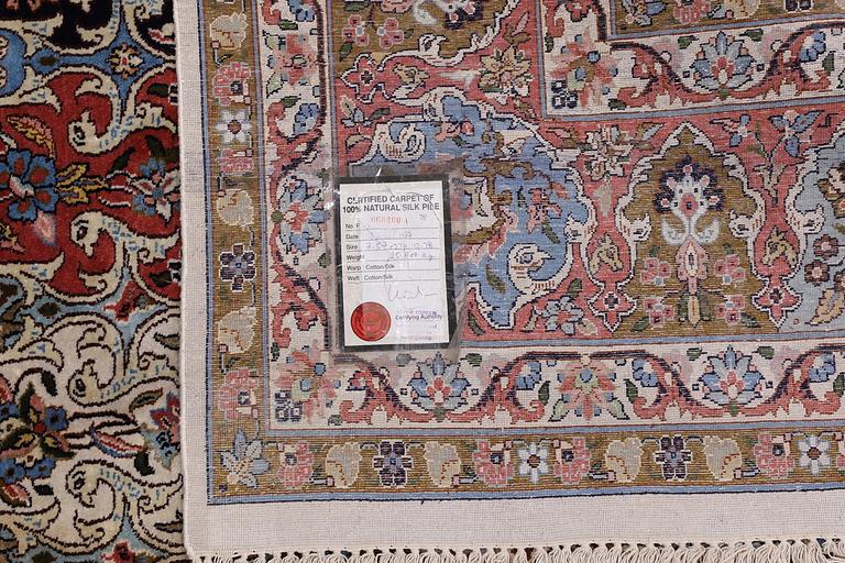 Matta, silke, Kashmir, ca 357 x 274 cm.