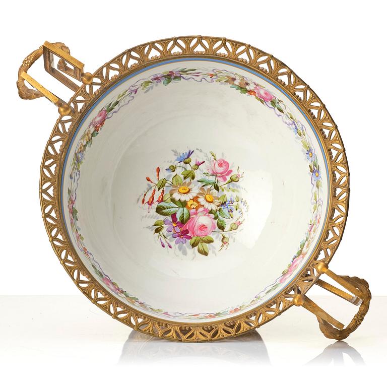 Uppsatsskål, förgylld och patinerad brons samt porslin. Frankrike, "Sevres", 1800-tal.