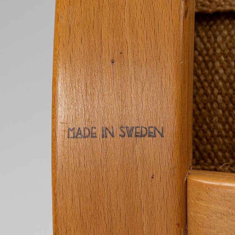 Bruno Mathsson, vilstol, modell 36, Frima Karl Mathson, Värnamo 1940, samt ett läsbord, Firma Karl Mathsson, 1900-talets mitt.