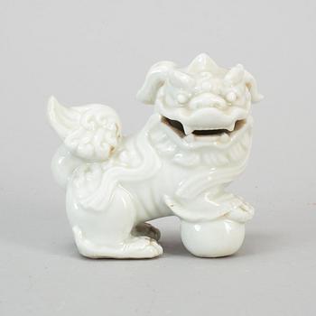 A Chinese blanc de chine figurine of a buddhist lion, 20th century.