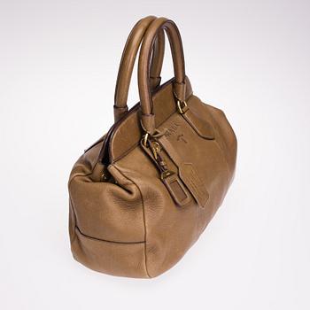 LAUKKU, Prada.