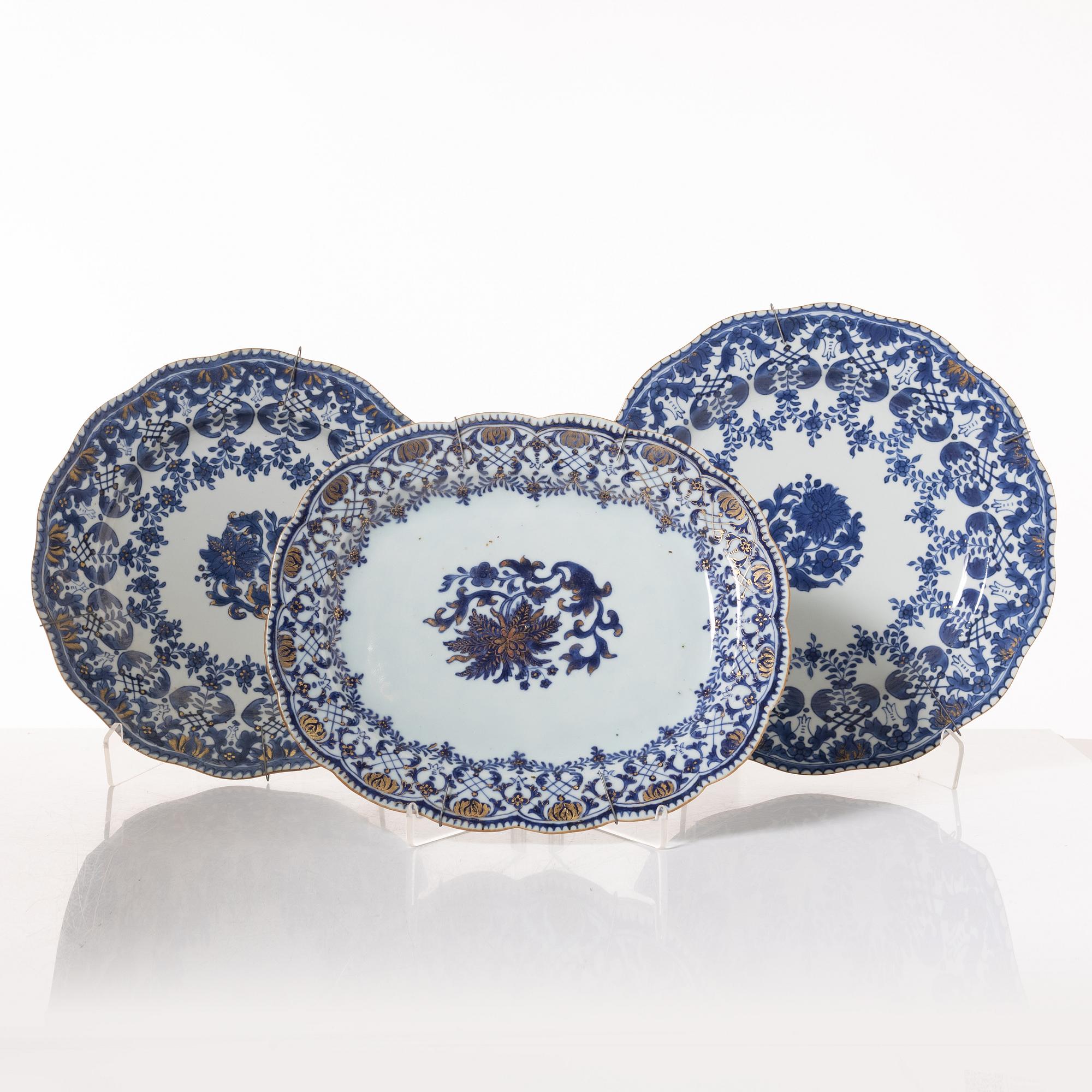 Serveringsfat, tre stycken, kompaniporslin, Kina, 1700-tal och senare.