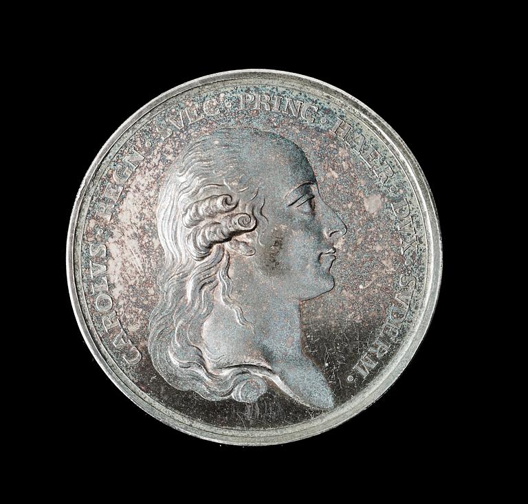 MEDALJ. Hertig Karl (XIII) blir kansler för Uppsala universitet 1792. Utförd av L. Grandel i Rom. Silver 5,3 cm 69,5 g.