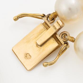 Pearl necklace, two-stranded, with a clasp by Seblings in 18K gold set with emeralds, rubies, and brilliant-cut diamonds.