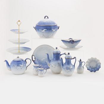 Royal Copenhagen/Bing & Grøndahl, mat- och kaffeservis, 196 delar, porslin "Måsen".