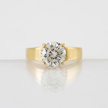 An 18K gold solitaire ring set with an approx. 2.14 ct round brilliant-cut diamond.