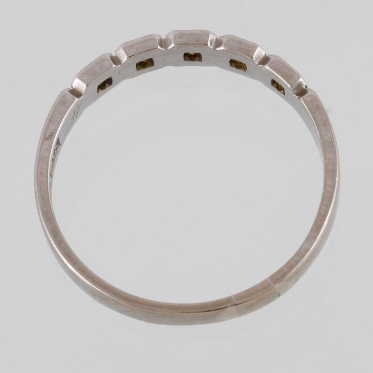 RING, 18K guld med 5 briljantslipade diamanter 0.07 ct,  Juvel-Magnus, Göteborg, 1977. Vikt 3,2 gram.