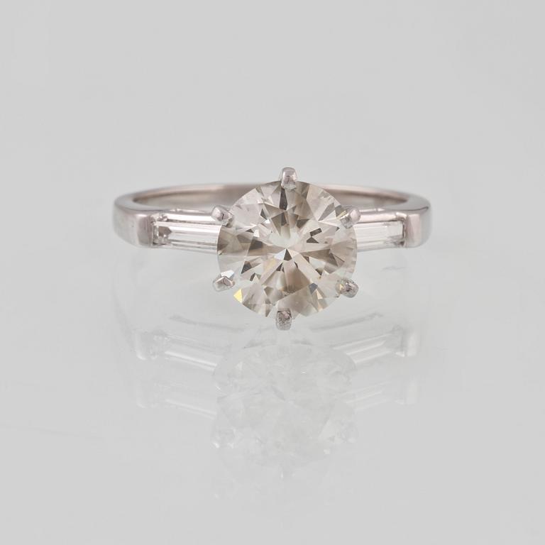 RING, 18K vitguld med briljantslipad diamant ca 2.10 ct. Vikt 3,7 gram.