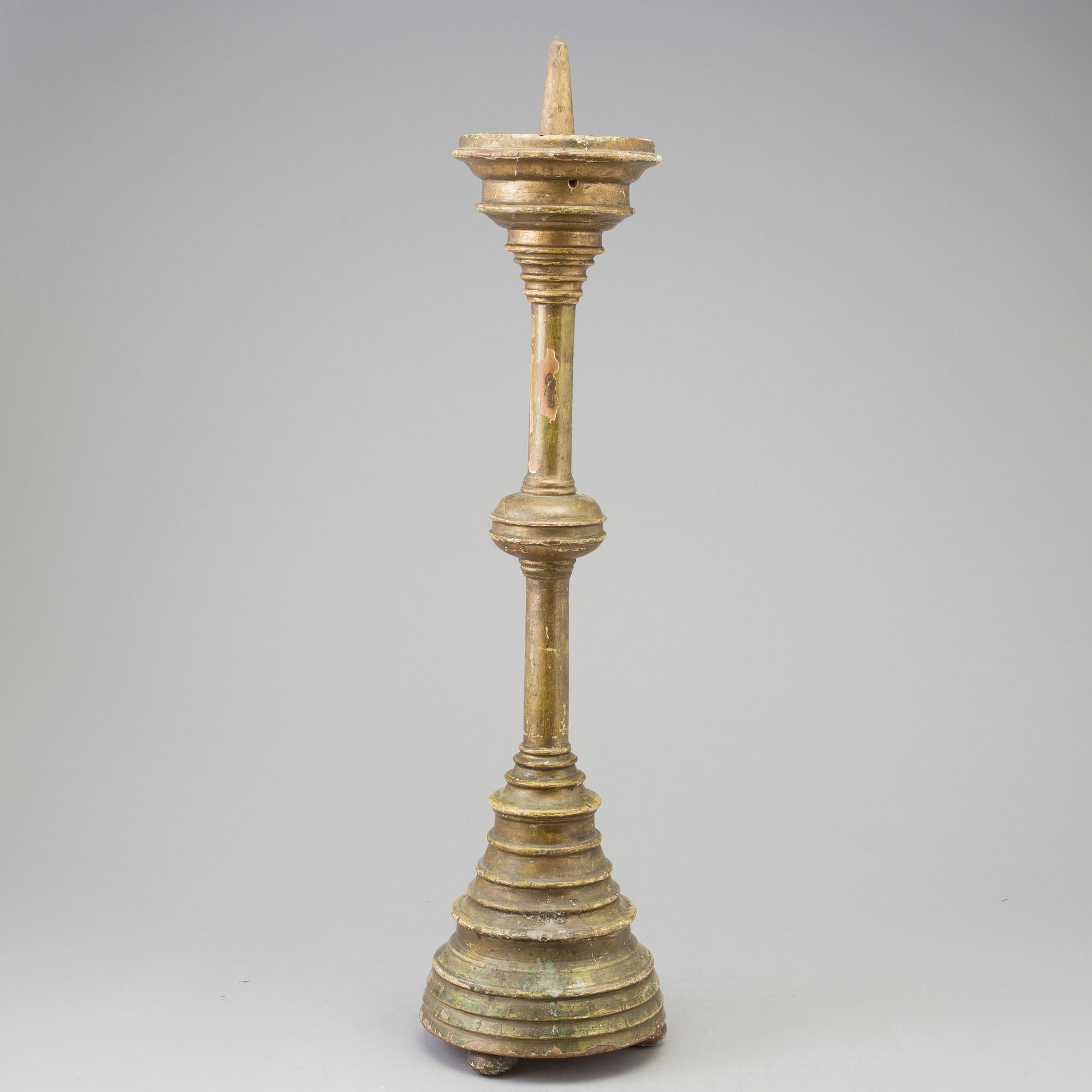 A WOODEN CANDLESTICK, 17th/18th century.