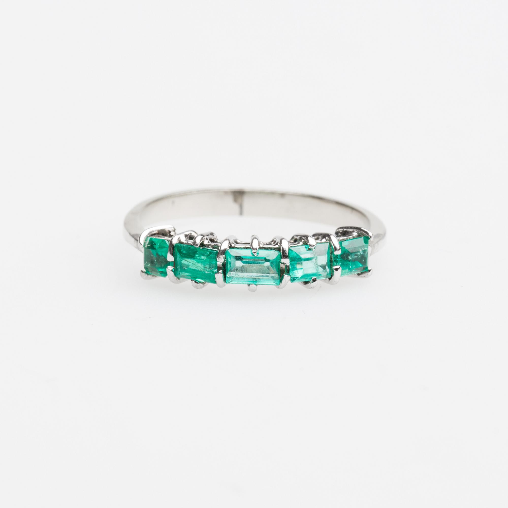 RING, 18K vitguld med smaragder.