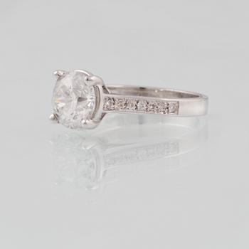 RING, 18K vitguld med briljantslipad diamant ca 2.31 ct, Milano, Italien. Vikt 4,9 gram.