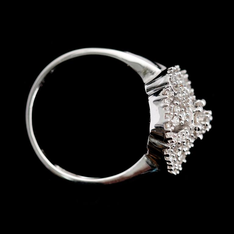 RING, 10 k vitguld, briljantslipade diamanter tot ca 0.50 ct.