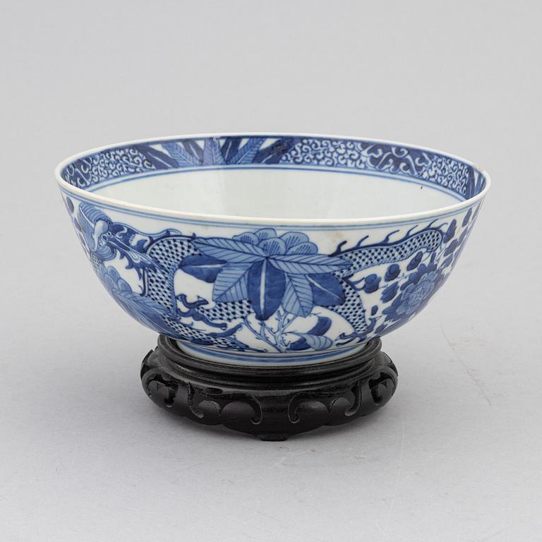A Chinese blue and white porcelain bowl, late 19th century.