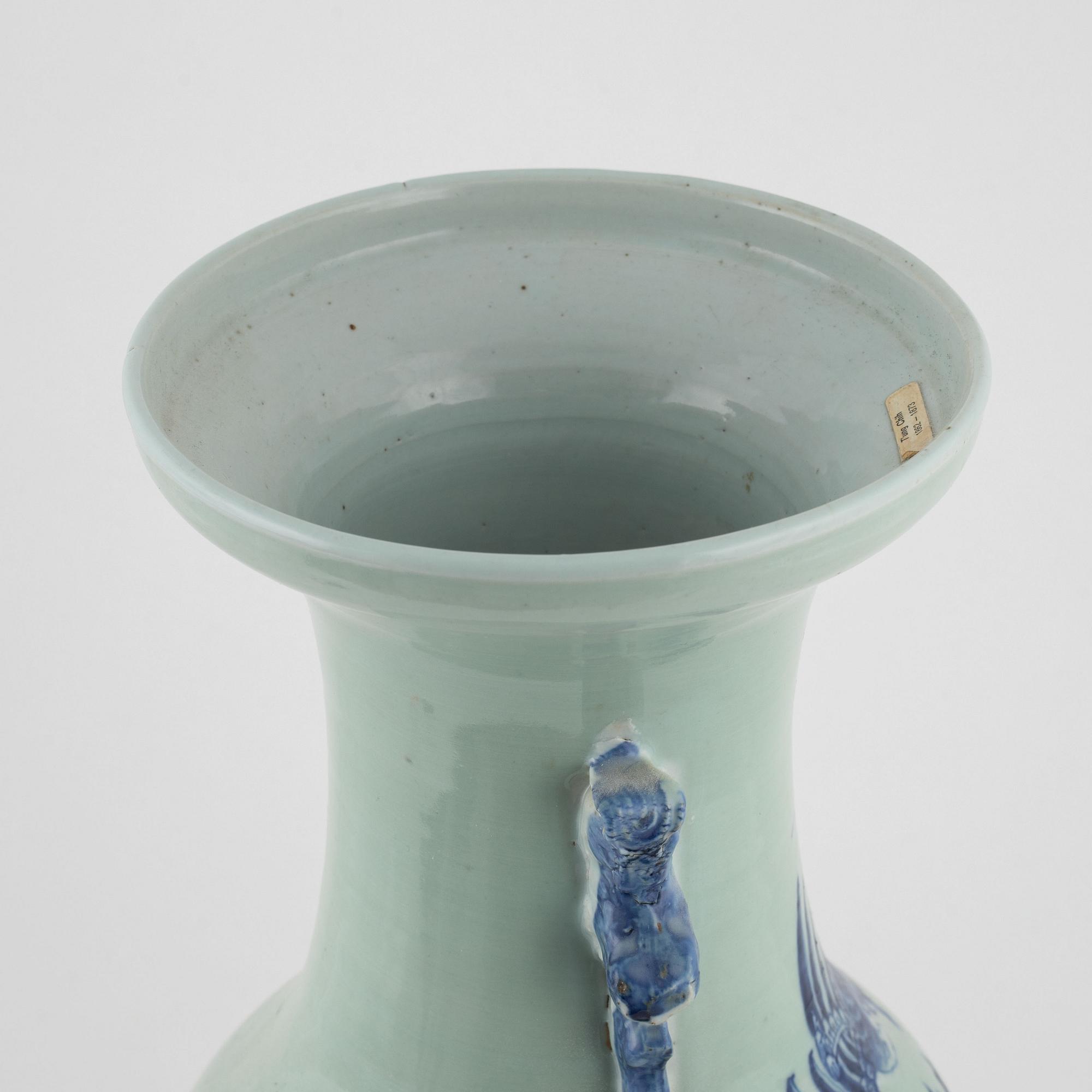 A large vase, late Qing dynasty.