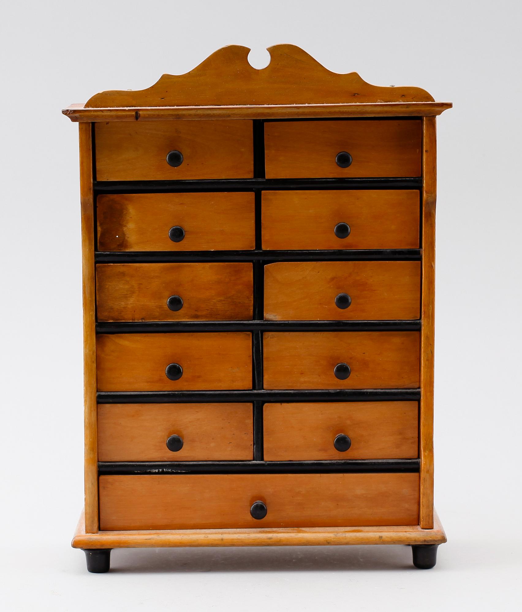 KRYDDSKÅP, 1800-talets andra hälft.