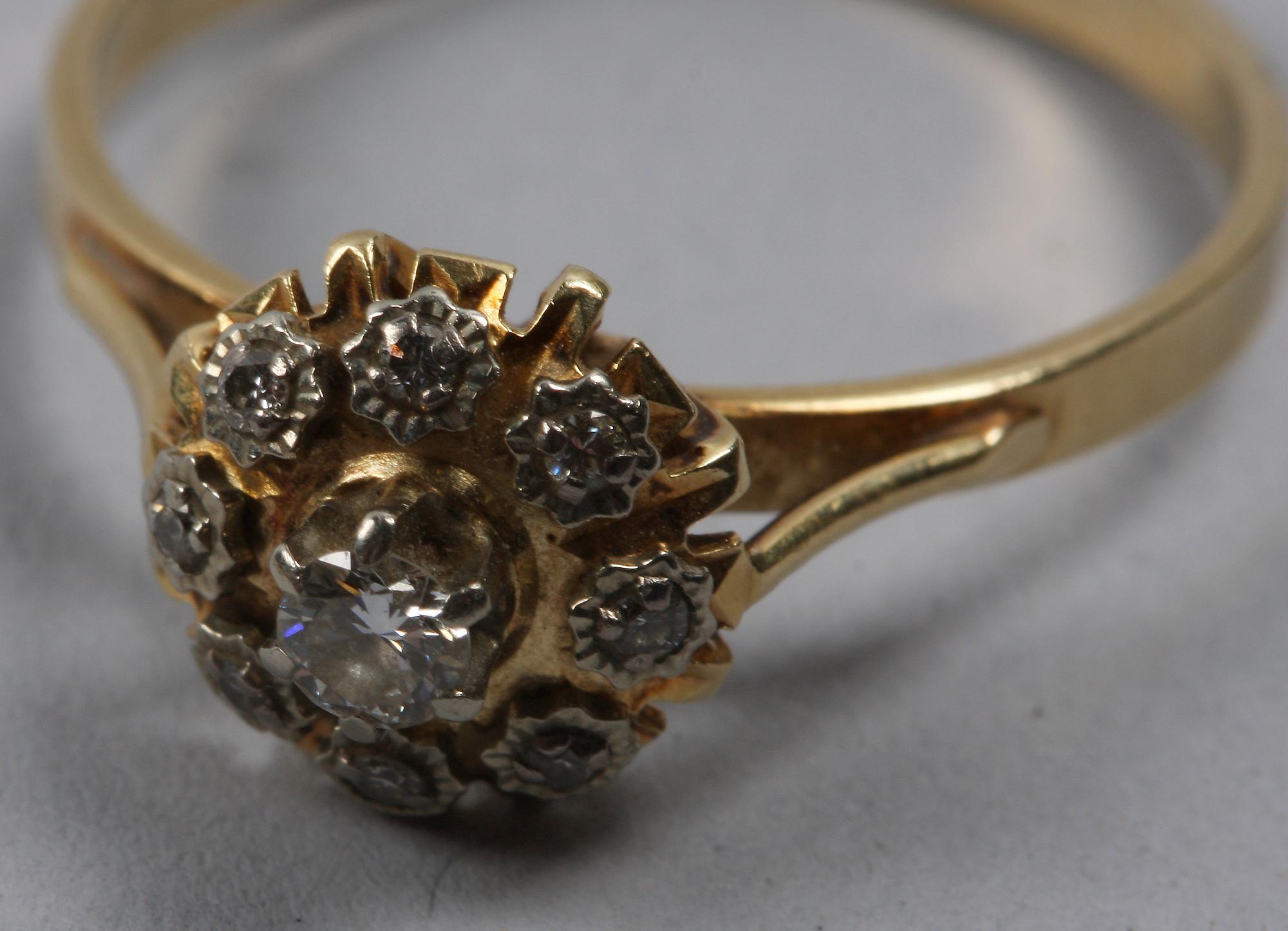 RINGAR, 3 st, guld. Briljanter resp strass.